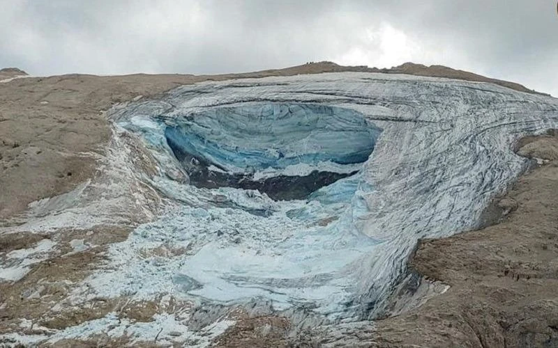 Hiện trường trận lở tuyết trên đỉnh núi Marmolada ở Italia ngày 3/7/2022. (Ảnh: Reuters)
