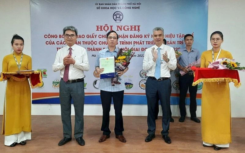 Đại diện Cục Sở hữu trí tuệ (Bộ Khoa học và Công nghệ), Sở Khoa học và Công nghệ Hà Nội trao Giấy chứng nhận đăng ký nhãn hiệu tập thể cho các dự án.