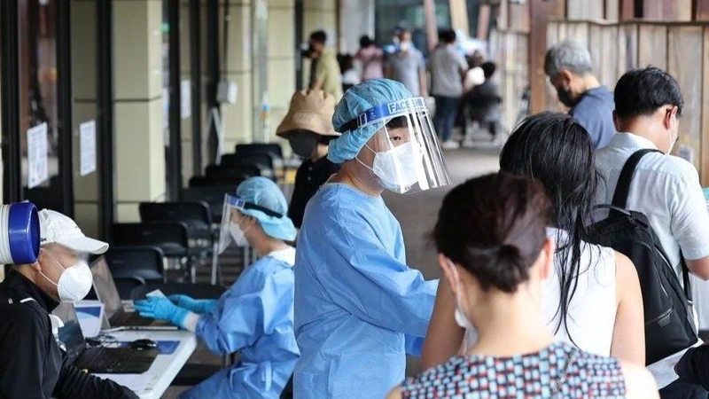 Xếp hàng chờ làm xét nghiệm Covid-19 tại một phòng khám sàng lọc ở Seoul, Hàn Quốc, ngày 7/7/2022. (Ảnh: Yonhap)