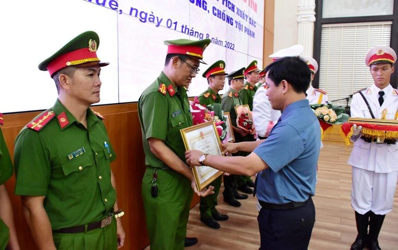 Phó Bí thư Tỉnh ủy, Chủ tịch UBND tỉnh Nguyễn Văn Phương trao Bằng khen cho các tập thể, cá nhân có thành tích xuất sắc trong công tác phòng, chống tội phạm.