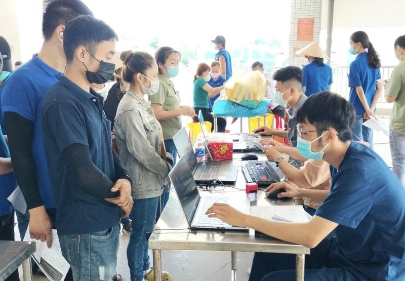 Tiêm vaccine phòng Covid-19 mũi 4 cho người dân, công nhân lao động tại Bình Dương.