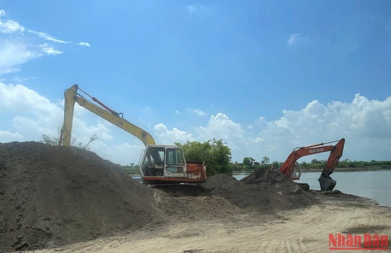 Bến bãi kinh doanh vật liệu xây dựng ở thị trấn Ninh Giang vẫn hoạt động trong mùa mưa lũ trái với quy định.