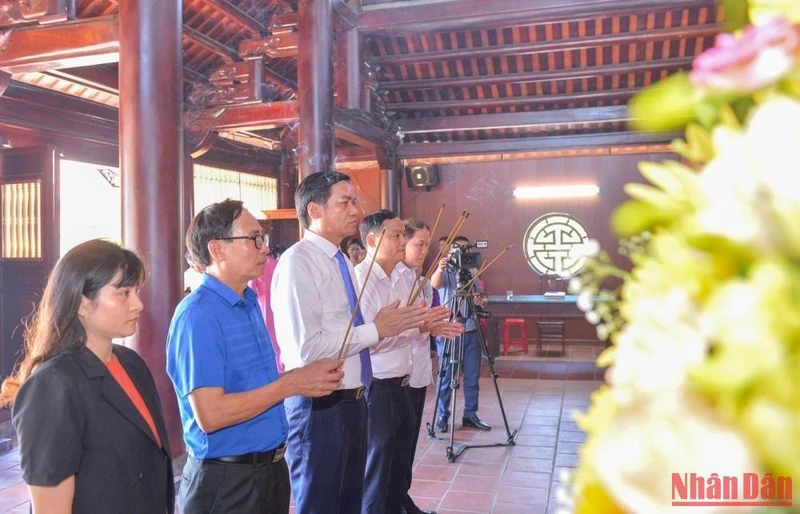 Các đại biểu dâng hương, dâng hoa tưởng niệm cố Tổng Bí thư Lê Hồng Phong. (Ảnh: Thành Cường)