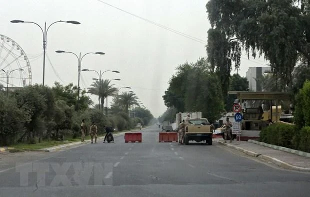 Lực lượng an ninh Iraq gác gần vùng Xanh ở thủ đô Baghdad ngày 31/10/2021. (Ảnh: AFP/TTXVN) 
