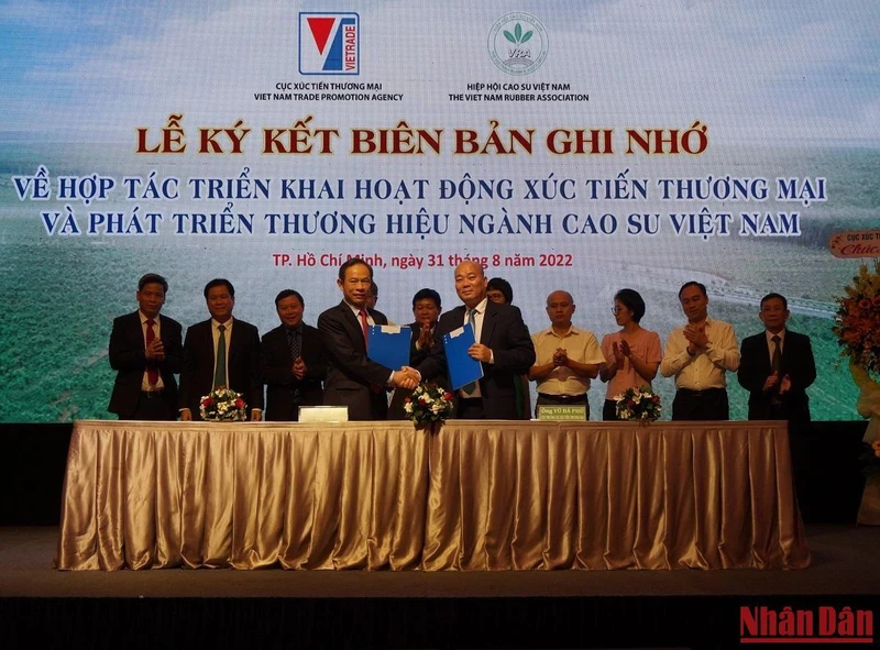 Lãnh đạo Hiệp hội Cao-su và Cục xúc tiến thương mại (Bộ Công thương) trao biên bản ký kết ghi nhớ hợp tác giữa hai bên.