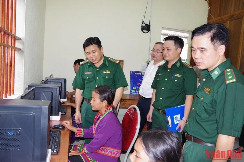 Các em học sinh truy cập Internet tại nhà thiện nguyện.