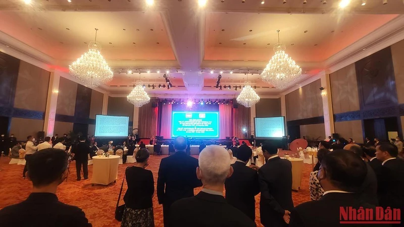 Đông đảo bạn bè quốc tế đến dự chiêu đãi.