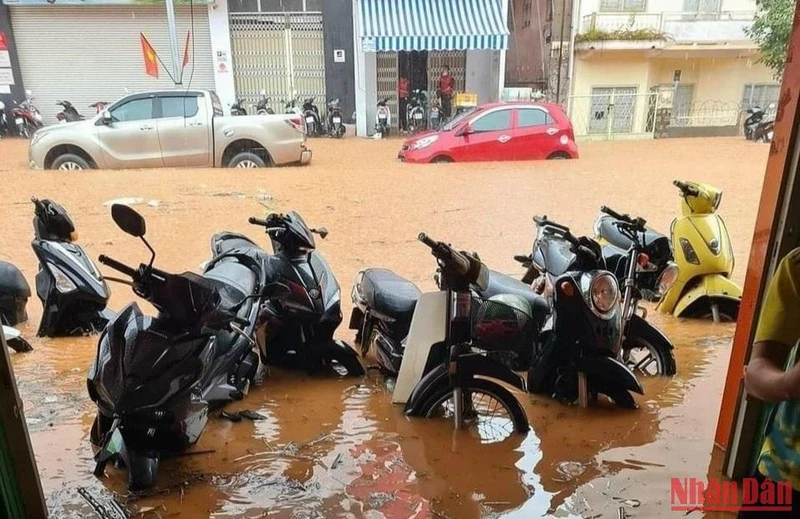 Nhiều nhà dân trên đường Phan Đình Phùng và các tuyến đường hẻm kết nối tại Đà Lạt bị ngập cục bộ chiều nay.