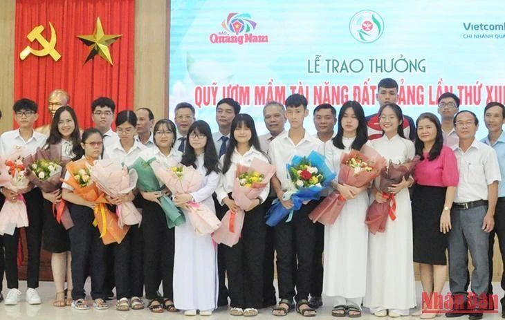 Trao thưởng cho các cá nhân đạt thành tích xuất sắc.