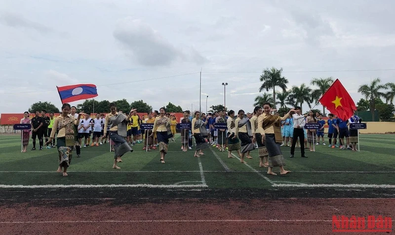 Tiết mục văn nghệ khai mạc giải đấu.