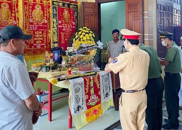 Công an huyện Bố Trạch viếng người tử nạn.