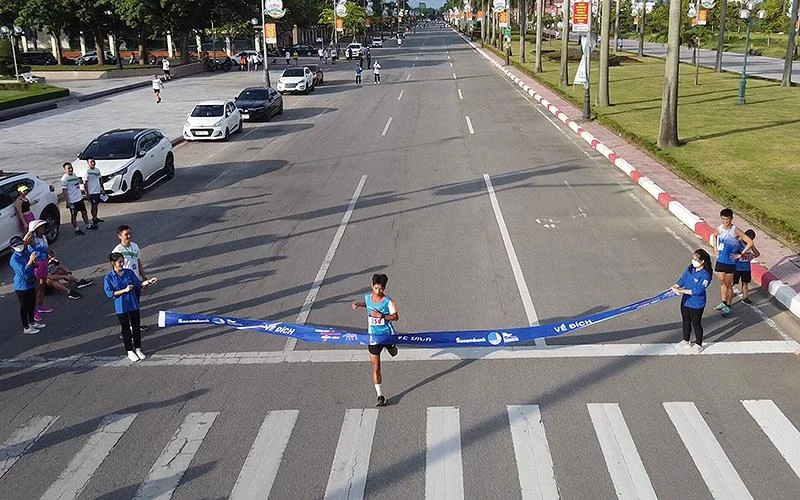 Một hội viên Hội Liên hiệp Thanh niên tỉnh Hà Tĩnh về đích trong phần chạy hưởng ứng chặng 7 chương trình “Những bước chân vì cộng đồng”.