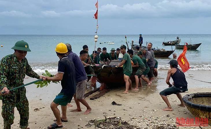 Bộ đội Biên phòng giúp người dân đưa tàu thuyền vào bờ tránh bão.