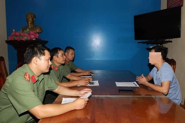 Cơ quan Công an làm việc với đối tượng Nguyễn Kiên Quyết. (Ảnh: Công an Hà Nam cung cấp)