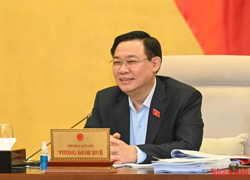 Chủ tịch Quốc hội Vương Đình Huệ phát biểu tại phiên họp.
