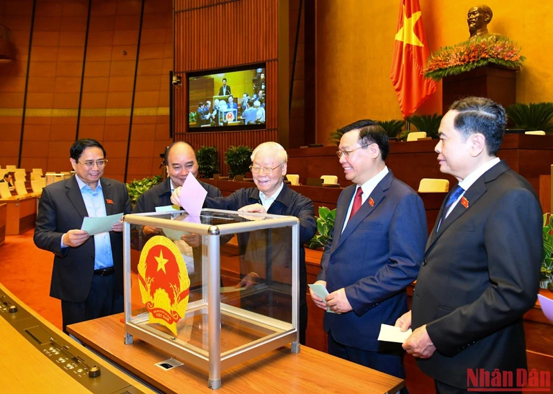 Lãnh đạo Đảng, Nhà nước và đại biểu Quốc hội bỏ phiếu miễn nhiệm Tổng Kiểm toán nhà nước, phê chuẩn việc miễn nhiệm Bộ trưởng Giao thông vận tải nhiệm kỳ 2021-2026. (Ảnh: THỦY NGUYÊN)