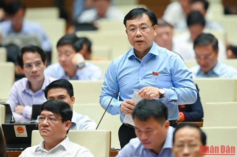 Đại biểu Nguyễn Công Long (đoàn Đồng Nai) góp ý kiến vào dự án Luật Khám bệnh, chữa bệnh (sửa đổi). Ảnh: THỦY NGUYÊN