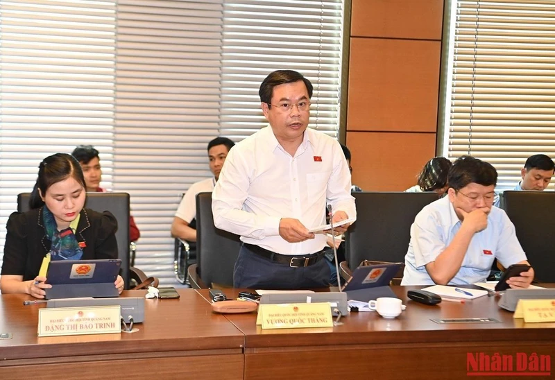 Đại biểu Quốc hội Vương Quốc Thắng (đoàn Quảng Nam) phát biểu trong phiên thảo luận tổ chiều 24/10. (Ảnh: ĐĂNG KHOA)