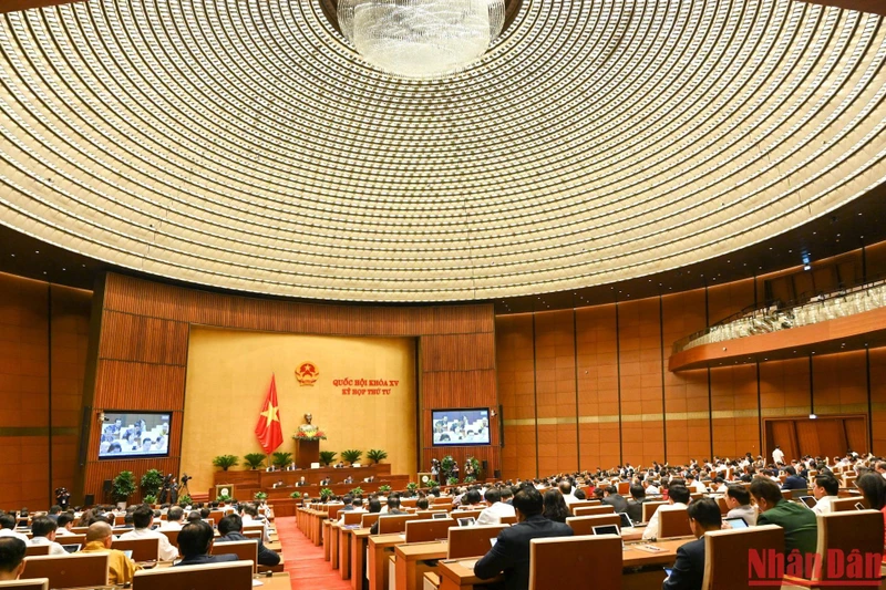 Quang cảnh phiên thảo luận về tình hình kinh tế-xã hội ở hội trường ngày 28/10. (Ảnh: DUY LINH)