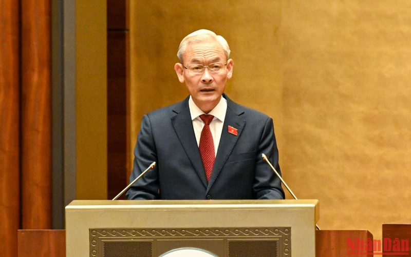 Chủ nhiệm Ủy ban Tài chính, Ngân sách của Quốc hội Nguyễn Phú Cường trình bày Báo cáo việc thực hiện chính sách, pháp luật về thực hành tiết kiệm, chống lãng phí giai đoạn 2016-2021. Ảnh: DUY LINH