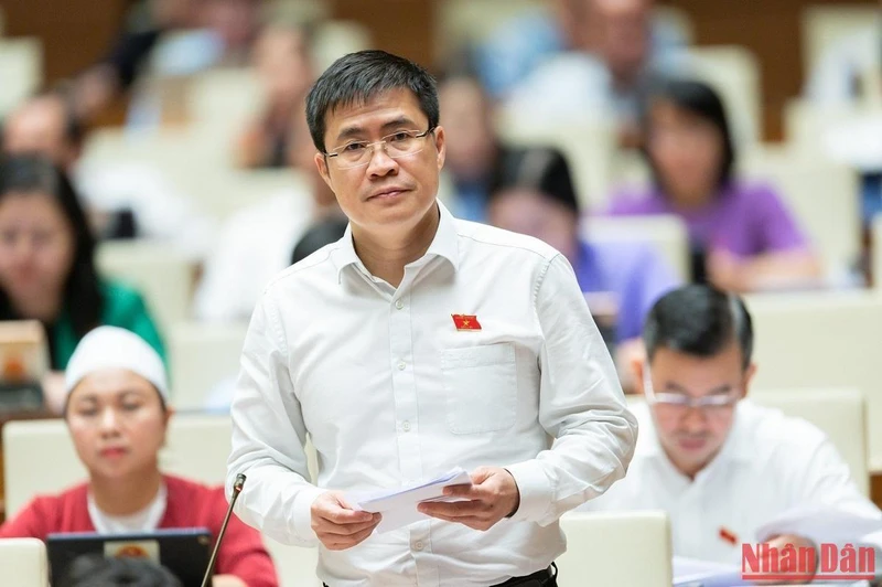 Đại biểu Hoàng Minh Hiếu (đoàn Nghệ An) tham gia ý kiến thảo luận tại phiên họp sáng 31/10. Ảnh: DUY LINH
