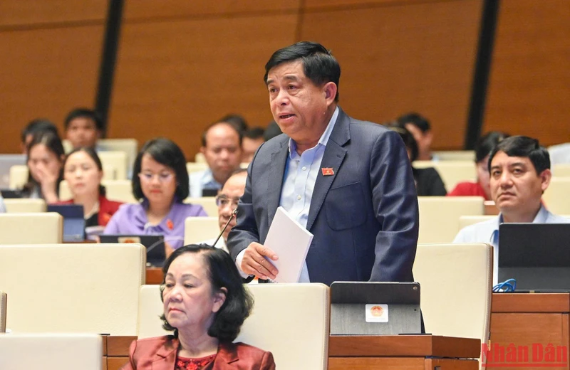 Bộ trưởng Kế hoạch và Đầu tư Nguyễn Chí Dũng tham gia giải trình một số vấn đề đại biểu Quốc hội nêu trong phiên chất vấn và trả lời chất vấn chiều 3/11. Ảnh: DUY LINH