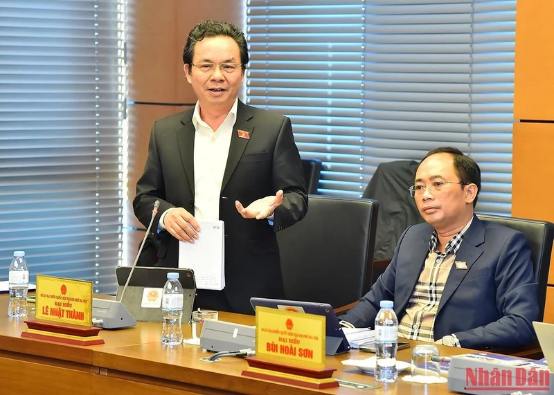 Đại biểu Quốc hội Hoàng Văn Cường phát biểu trong phiên thảo luận tổ về dự án Luật Đất đai (sửa đổi) sáng 3/11. Ảnh: THỦY NGUYÊN