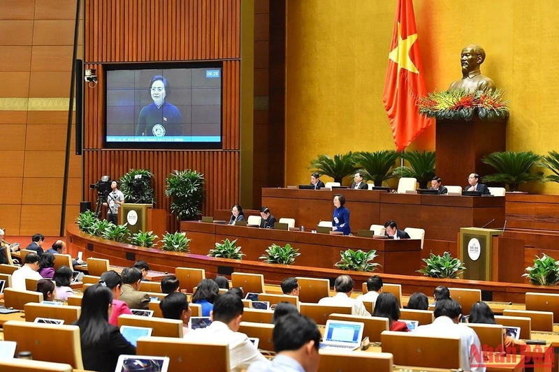 Quang cảnh phiên chất vấn và trả lời chất vấn chiều 4/11. (Ảnh: THỦY NGUYÊN)