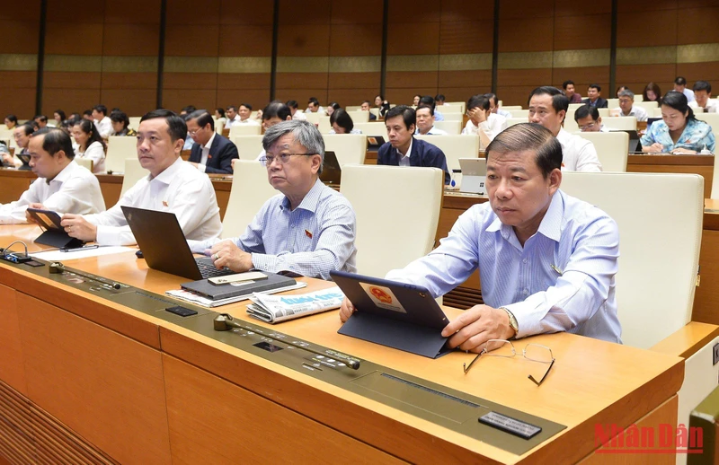 Các đại biểu Quốc hội thảo luận ở hội trường về dự án Luật Hợp tác xã (sửa đổi) sáng 10/11. (Ảnh: THỦY NGUYÊN)