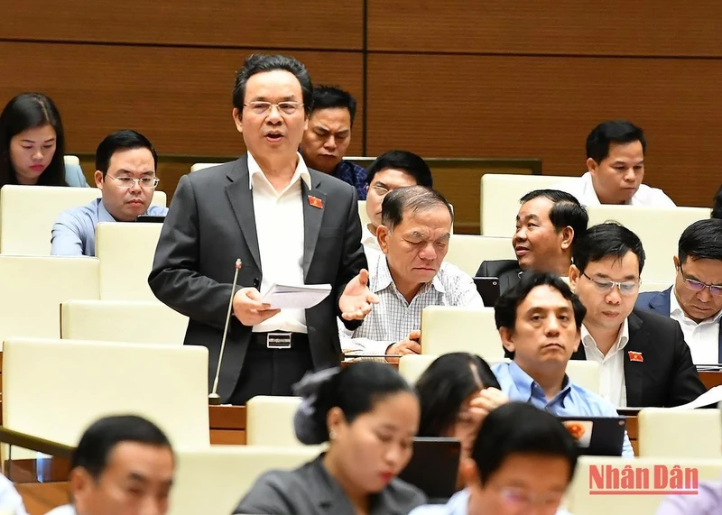 Đại biểu quốc hội đặt câu hỏi chất vấn.