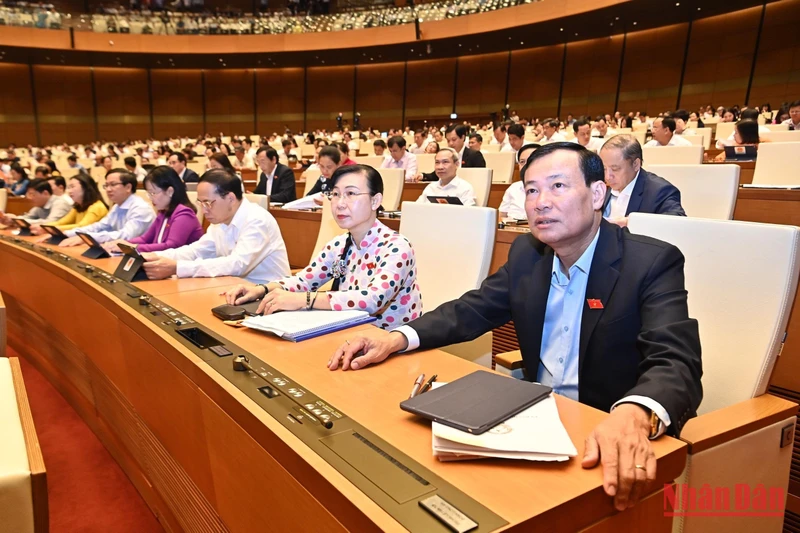 Các đại biểu Quốc hội trong phiên thảo luận ở hội trường về dự án Luật Đất đai (sửa đổi) sáng 14/11. (Ảnh: ĐĂNG KHOA)