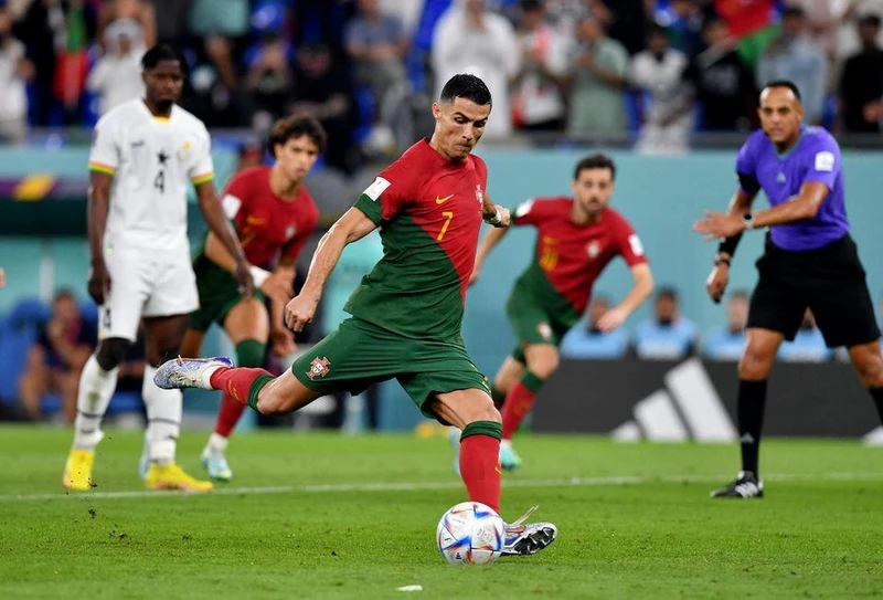 Ronaldo tỏa sáng với bàn thắng mở tỷ số cho tuyển Bồ Đào Nha từ chấm 11m. (Ảnh: Reuters)