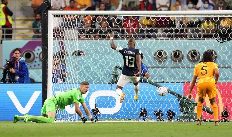 Tiền đạo Enner Valencia ghi bàn gỡ hòa cho Ecuador ở đầu hiệp 2. (Ảnh: Reuters)