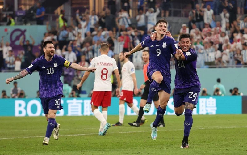 Lionel Messi và đồng đội ăn mừng bàn thắng thứ 2 trong trận đấu với Ba Lan. (Ảnh: Reuters)