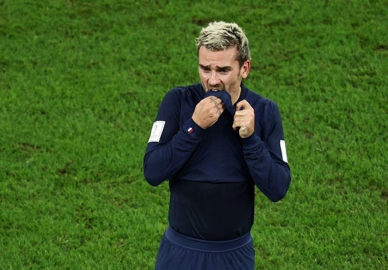 Phản ứng của tiền đạo Antoine Griezmann sau khi bị trọng tài tước bàn thắng trong trận gặp Tunisia. (Ảnh: Reuters)