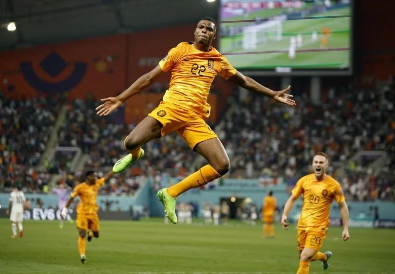 Denzel Dumfries ăn mừng sau khi ghi bàn thắng ấn định tỷ số 3-1 cho đội tuyển Hà Lan trong trận gặp Mỹ ở vòng 1/8 World Cup 2022. (Ảnh: Reuters)