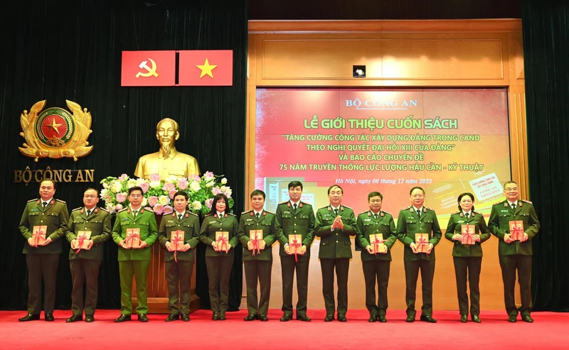 Thượng tướng, PGS, TS Trần Quốc Tỏ, Ủy viên Trung ương Đảng, Phó Bí thư Đảng ủy Công an Trung ương, Thứ trưởng Công an trao tặng cuốn sách cho các đơn vị thuộc Bộ Công an. 