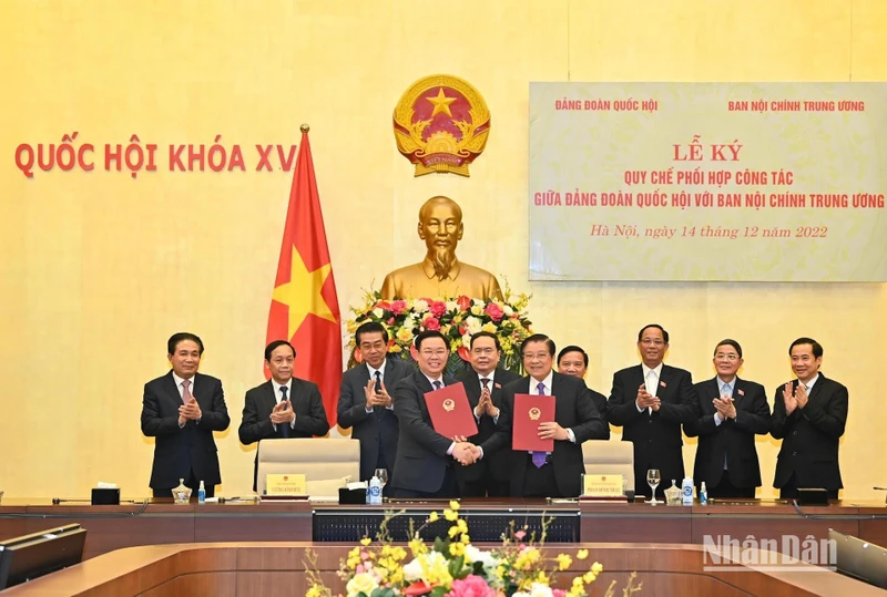 Chủ tịch Quốc hội Vương Đình Huệ và Trưởng Ban Nội chính Trung ương Phan Đình Trạc ký Quy chế phối hợp công tác giữa Đảng đoàn Quốc hội và Ban Nội chính Trung ương. (Ảnh: DUY LINH)