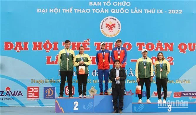 Ban Tổ chức trao Huy chương cho các vận động viên nội dung đôi nam nữ.