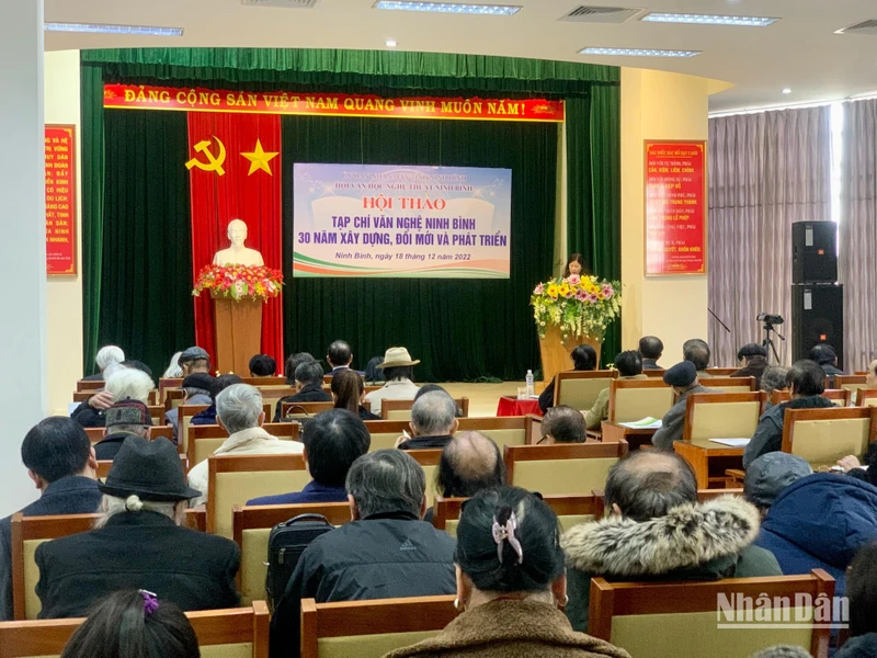 Quang cảnh hội thảo về sự phát triển văn học nghệ thuật ở Ninh Bình.