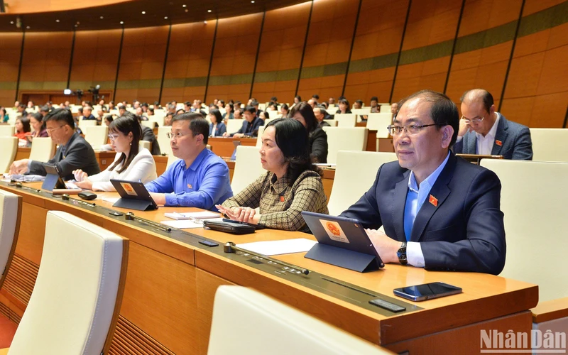 Các đại biểu Quốc hội dự phiên thảo luận ở hội trường về dự án Luật Khám bệnh, chữa bệnh (sửa đổi) chiều 6/1. (Ảnh: THỦY NGUYÊN)