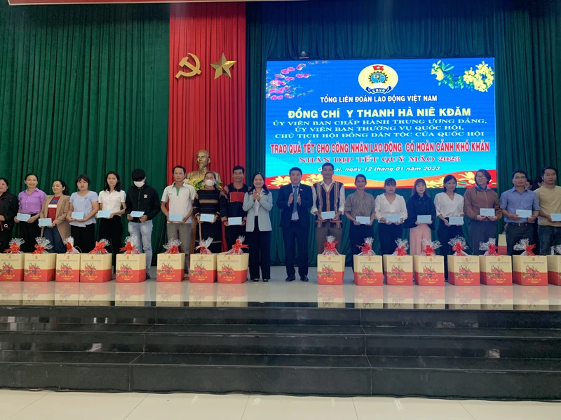 Chủ tịch Hội đồng Dân tộc của Quốc hội trao quà tặng công nhân, người lao động có hoàn cảnh khó khăn.