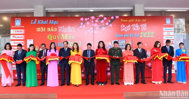 Các đại biểu cắt băng khai mạc Hội báo Xuân Quý Mão - Hà Nội năm 2023. (Ảnh: THÀNH ĐẠT)