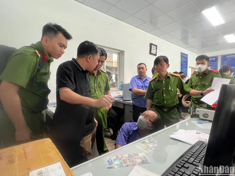 Lực lượng công an khám xét dây chuyền Trung tâm đăng kiểm.