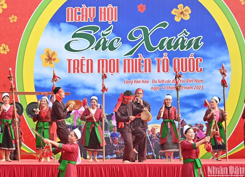 Một tiết mục biểu diễn văn nghệ tại Ngày hội "Sắc xuân trên mọi miền Tổ quốc". (Ảnh: ĐĂNG KHOA)