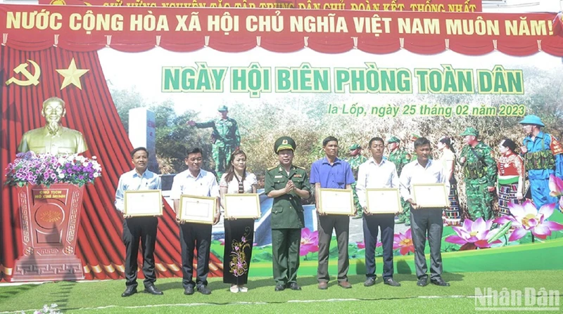 Đại tá Đào Viết Hùng, Chỉ huy trưởng Bộ Chỉ huy Bộ đội Biên phòng tỉnh Đắk Lắk tặng Bằng khen của Ủy ban nhân dân tỉnh cho các tập thể, cá nhân có thành tích xuất sắc trong phòng trào “Toàn dân bảo vệ chủ quyền lãnh thổ, an ninh biên giới quốc gia năm 2022".