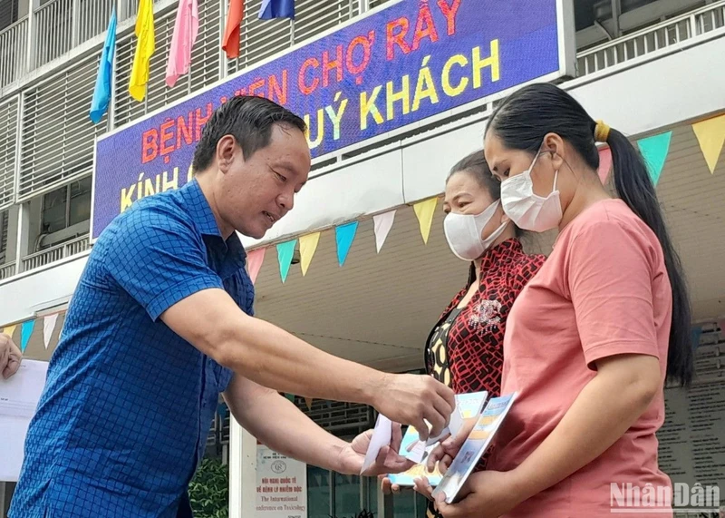 Trao hỗ trợ cho gia đình 2 công nhân bị bỏng đang điều trị tại Bệnh viện Chợ Rẫy.