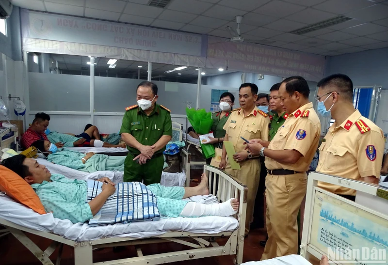 Đại tá Lê Quang Nhân, Phó Giám đốc Công an tỉnh Đồng Nai thăm hỏi sức khỏe, động viên Đại úy Lê Ngọc Bảo Châu.