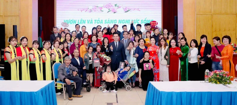 Các đại biểu dự chương trình chụp ảnh lưu niệm.