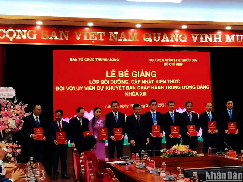 Các đồng chí lãnh đạo Đảng chủ trì buổi lễ, trao Giấy chứng nhận tốt nghiệp cho các học viên của lớp bồi dưỡng. 